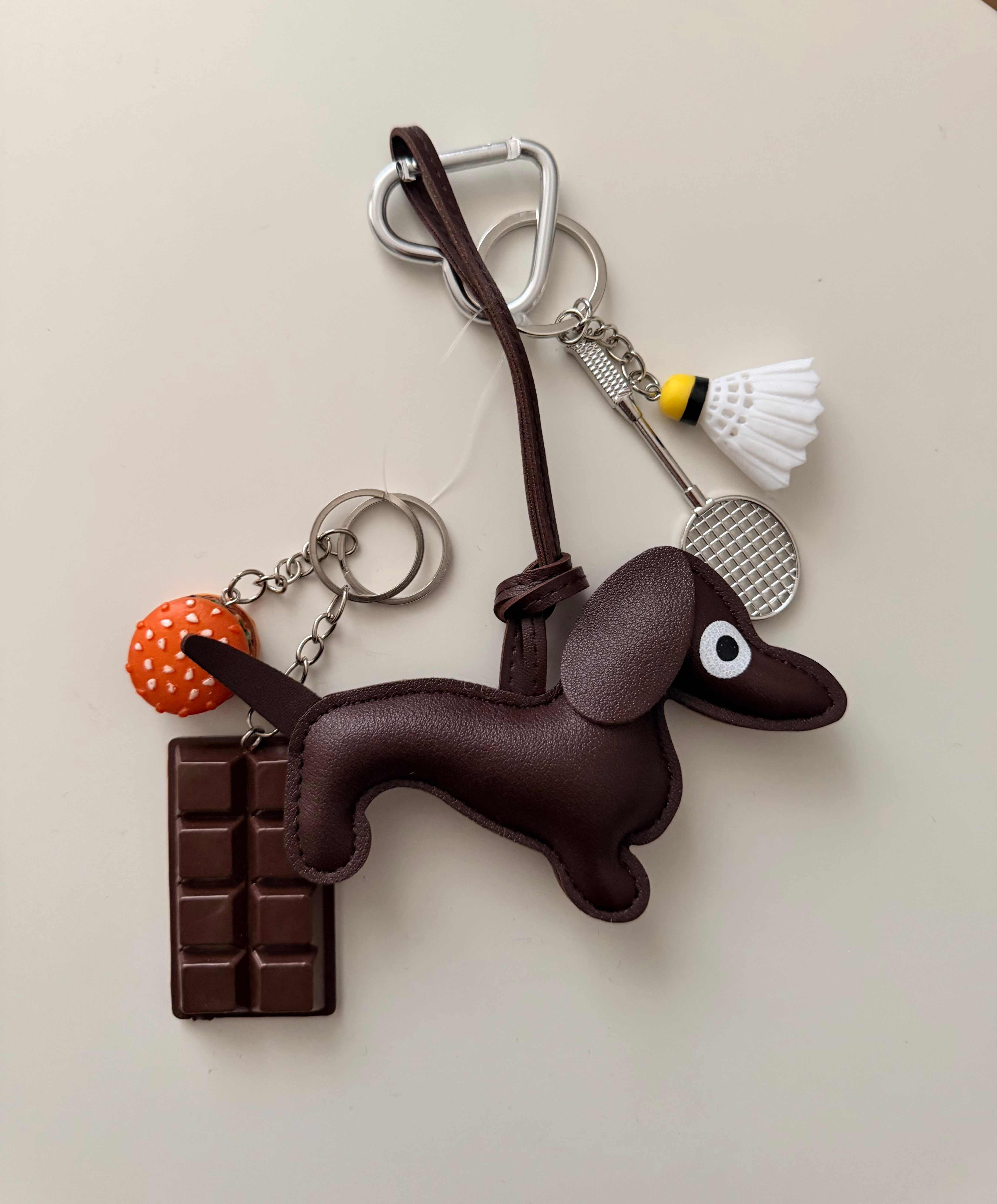 Chien teckel et charms gourmands - Marron